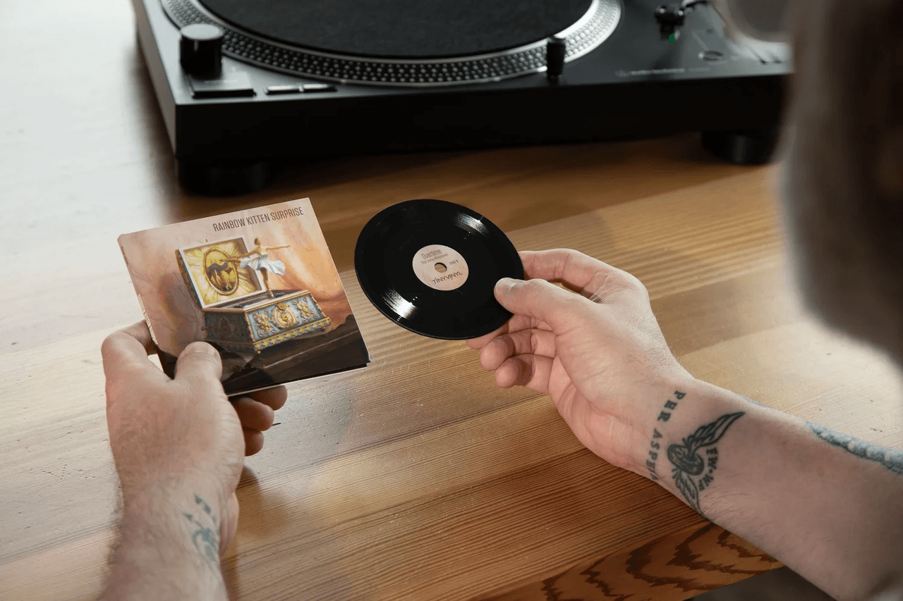 Tiny Vinyl запускает 4-дюймовые пластинки: новый мини-формат винила