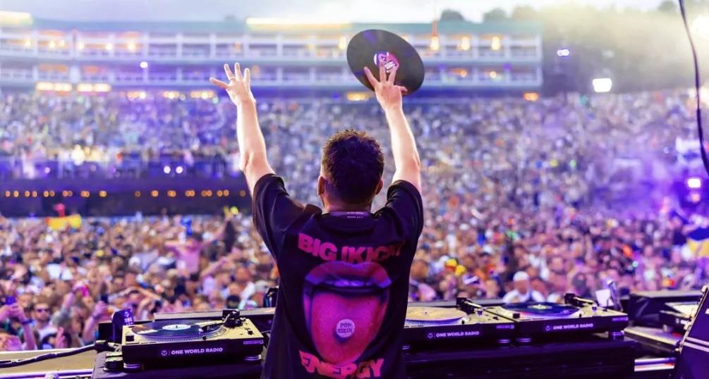Dimitri Vegas отыграл сет на виниле на Tomorrowland 2025