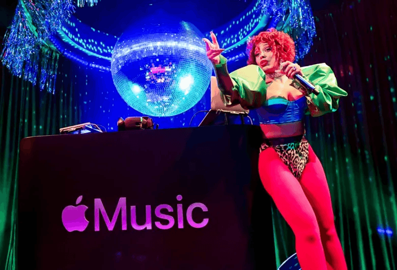 Apple Music отмечает 10 лет с ярким концертом Doja Cat в новом студийном комплексе