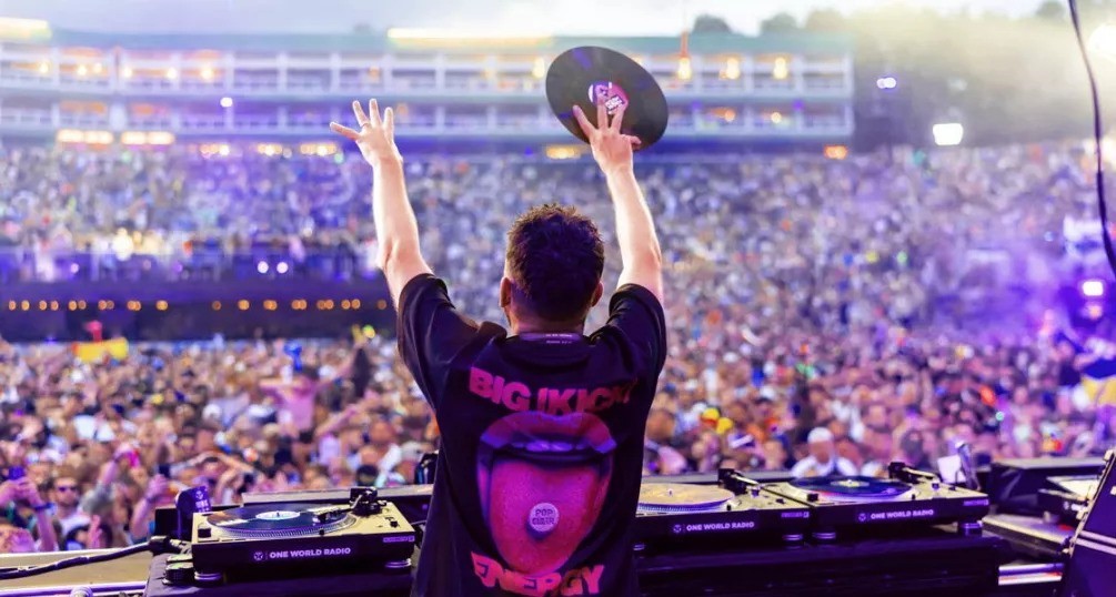 Dimitri Vegas отыграл сет на виниле на Tomorrowland 2025